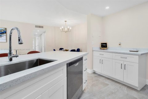Condo in Delray Beach, Florida, 2 bedrooms  № 1942161 - photo 7