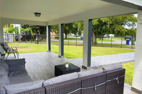 Villa ou maison à louer à Miami, Floride: 2 chambres, 128.48 m2 № 2044710 - photo 7