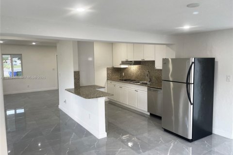 Villa ou maison à louer à Miami, Floride: 2 chambres, 128.48 m2 № 2044710 - photo 8