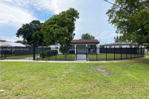 Villa ou maison à louer à Miami, Floride: 2 chambres, 128.48 m2 № 2044710 - photo 2