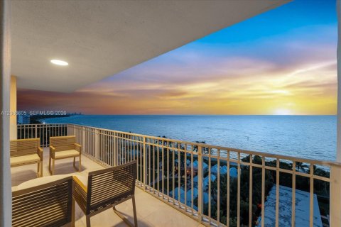 Condo in Key Biscayne, Florida, 3 bedrooms № 2339915 - photo 14