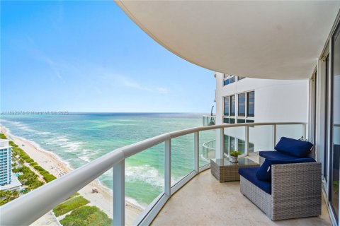 Снять в аренду кондоминиум в Майами-Бич, Флорида 1 спальня, 106.93м2, № 1950772 - фото 2