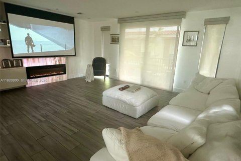 Снять в аренду кондоминиум в Бей-Харбор-Айлендс, Флорида 5 спален, 243.78м2, № 1989561 - фото 8