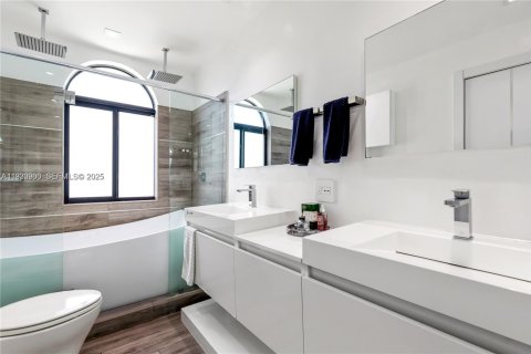 Снять в аренду кондоминиум в Бей-Харбор-Айлендс, Флорида 5 спален, 243.78м2, № 1989561 - фото 12