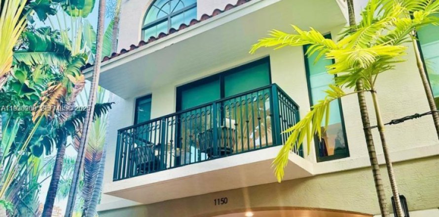 Кондоминиум с 5 спальнями в Бей-Харбор-Айлендс, Флорида № 1989561