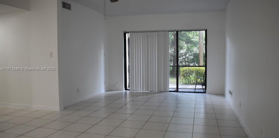 Кондоминиум с 2 спальнями в Корал-Спрингс, Флорида № 2013339