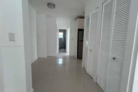 Appartement à louer à Miami, Floride: 2 chambres, 63.17 m2 № 2286785 - photo 4
