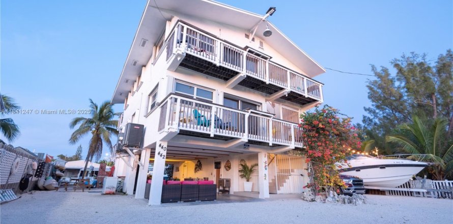 Propiedad comercial en Marathon, Florida 208.47 m2 № 2088471