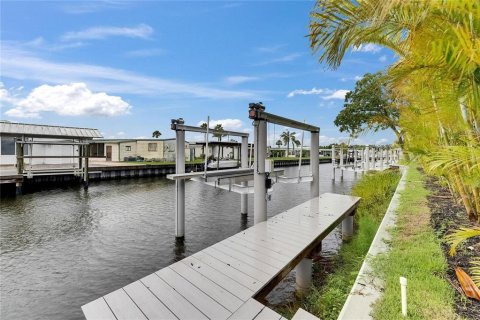 Casa en venta en Apollo Beach, Florida, 5 dormitorios, 246.56 m2 № 1773829 - foto 2