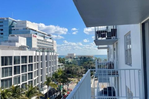 Condominio en alquiler en Miami Beach, Florida, 1 dormitorio, 82.68 m2 № 2050455 - foto 2