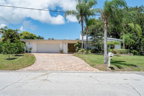 House in Dunedin, Florida 4 bedrooms, 256.13 sq.m. № 2305235