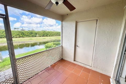 Townhouse in Weston, Florida 2 bedrooms, 103.12 sq.m. № 2042157 - photo 12