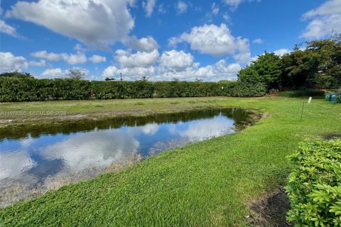 Townhouse in Weston, Florida 2 bedrooms, 103.12 sq.m. № 2042157 - photo 4