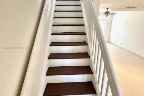 Townhouse in Weston, Florida 2 bedrooms, 103.12 sq.m. № 2042157 - photo 14