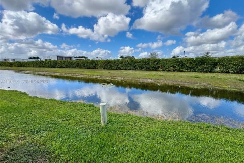 Townhouse in Weston, Florida 2 bedrooms, 103.12 sq.m. № 2042157 - photo 2