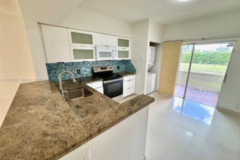 Townhouse in Weston, Florida 2 bedrooms, 103.12 sq.m. № 2042157 - photo 9