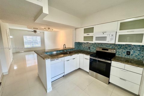 Townhouse in Weston, Florida 2 bedrooms, 103.12 sq.m. № 2042157 - photo 10