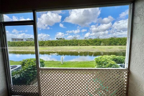 Townhouse in Weston, Florida 2 bedrooms, 103.12 sq.m. № 2042157 - photo 13