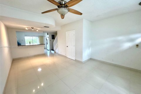 Townhouse in Weston, Florida 2 bedrooms, 103.12 sq.m. № 2042157 - photo 5