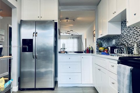 Condo in Hollywood, Florida, 2 bedrooms  № 2001593 - photo 8