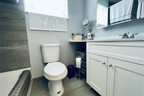 Condo in Hollywood, Florida, 2 bedrooms  № 2001593 - photo 13