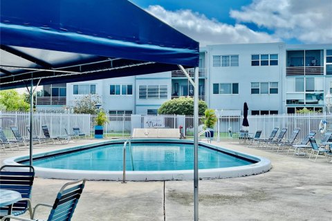 Condo in Hollywood, Florida, 2 bedrooms  № 2001593 - photo 22