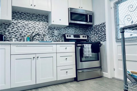 Condo in Hollywood, Florida, 2 bedrooms  № 2001593 - photo 9