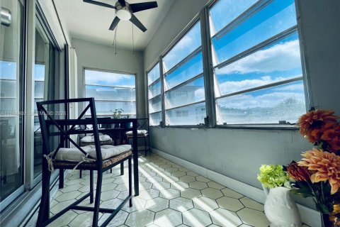 Condo in Hollywood, Florida, 2 bedrooms  № 2001593 - photo 18