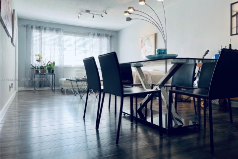 Condo in Hollywood, Florida, 2 bedrooms  № 2001593 - photo 2