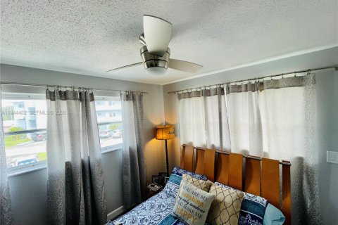 Condo in Hollywood, Florida, 2 bedrooms  № 2001593 - photo 14
