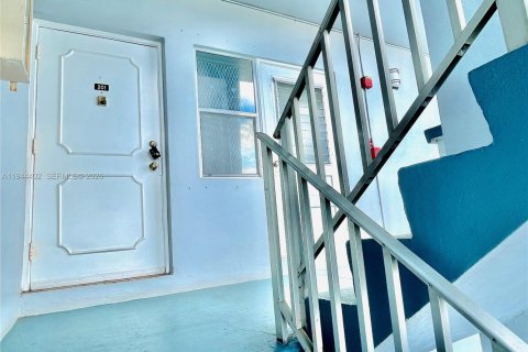 Condo in Hollywood, Florida, 2 bedrooms  № 2001593 - photo 17