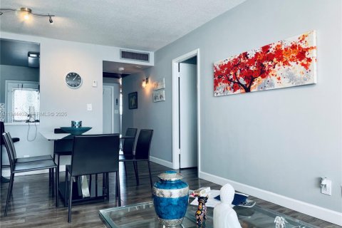 Condo in Hollywood, Florida, 2 bedrooms  № 2001593 - photo 5