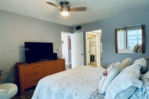 Condo in Hollywood, Florida, 2 bedrooms  № 2001593 - photo 12