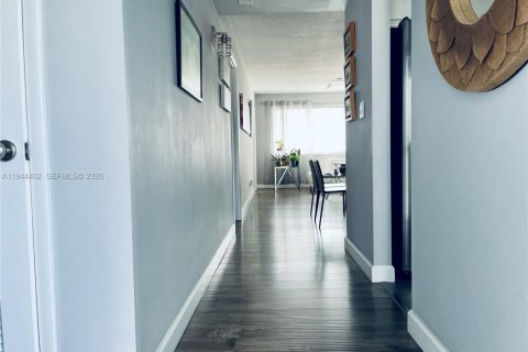 Condo in Hollywood, Florida, 2 bedrooms  № 2001593 - photo 10