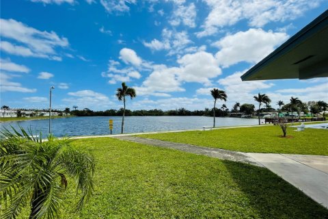 Condo in Hollywood, Florida, 2 bedrooms  № 2001593 - photo 20