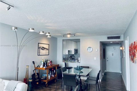 Condo in Hollywood, Florida, 2 bedrooms  № 2001593 - photo 3