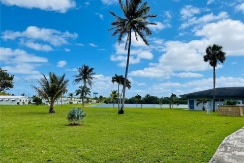 Condo in Hollywood, Florida, 2 bedrooms  № 2001593 - photo 19