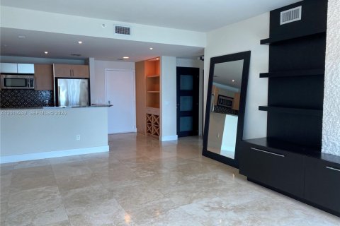Condo in Miami, Florida, 2 bedrooms № 2251581 - photo 2