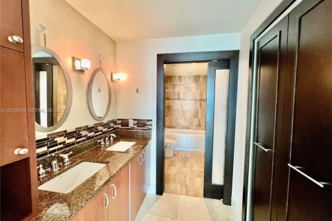 Condo in Miami, Florida, 2 bedrooms № 2251581 - photo 12