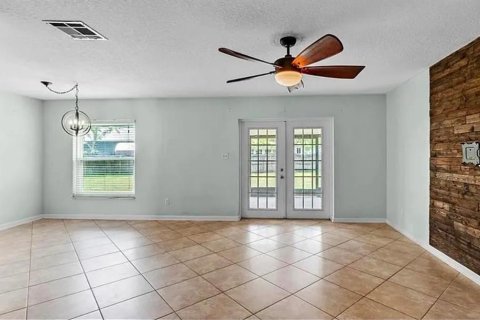 House in Sanford, Florida 3 bedrooms, 98.85 sq.m. № 2157527 - photo 2