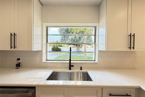 House in New Smyrna Beach, Florida 3 bedrooms, 84.54 sq.m. № 1853195 - photo 8