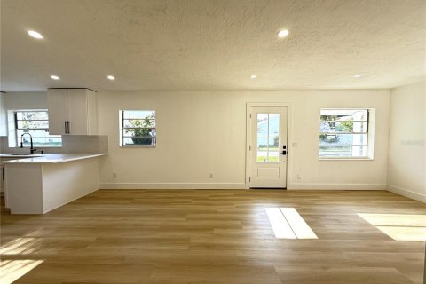 House in New Smyrna Beach, Florida 3 bedrooms, 84.54 sq.m. № 1853195 - photo 18
