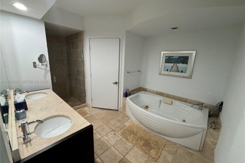 Condominio en venta en Sunny Isles Beach, Florida, 2 dormitorios, 153.2 m2 № 2027688 - foto 8