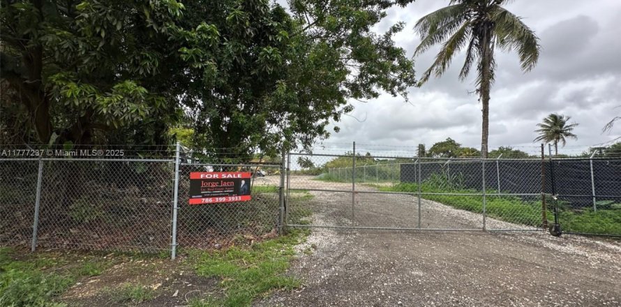 Propiedad comercial en Miami-Dade, Florida № 1985600