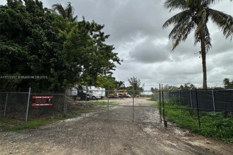 Propiedad comercial en venta en Miami-Dade, Florida № 1985600 - foto 3