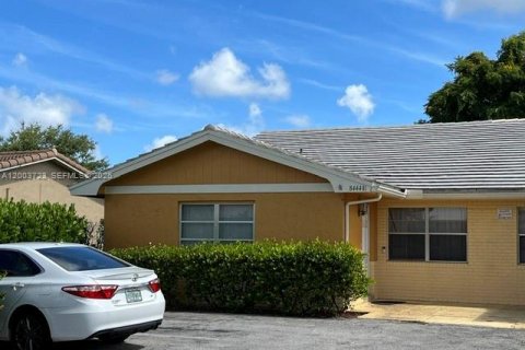 House in Coral Springs, Florida 3 bedrooms, 298.96 sq.m. № 2069191