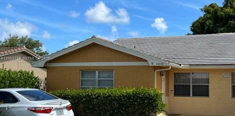 House in Coral Springs, Florida 3 bedrooms, 298.96 sq.m. № 2069191