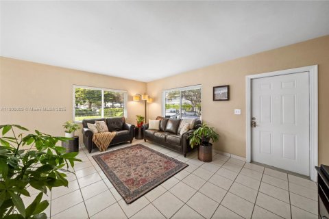 Villa ou maison à vendre à Miami Beach, Floride: 2 chambres, 96.43 m2 № 1967129 - photo 12