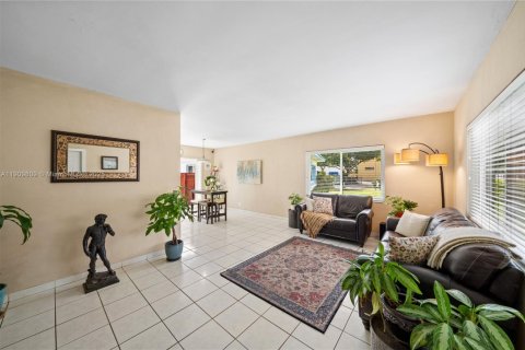 Villa ou maison à vendre à Miami Beach, Floride: 2 chambres, 96.43 m2 № 1967129 - photo 13