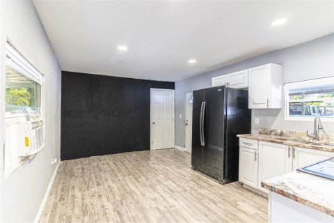 Propiedad comercial en venta en Tampa, Florida, 55.74 m2 № 2166376 - foto 5